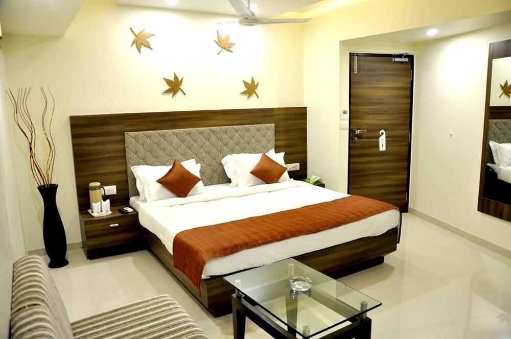 Hotel Ashish Ahmedabad Ngoại thất bức ảnh