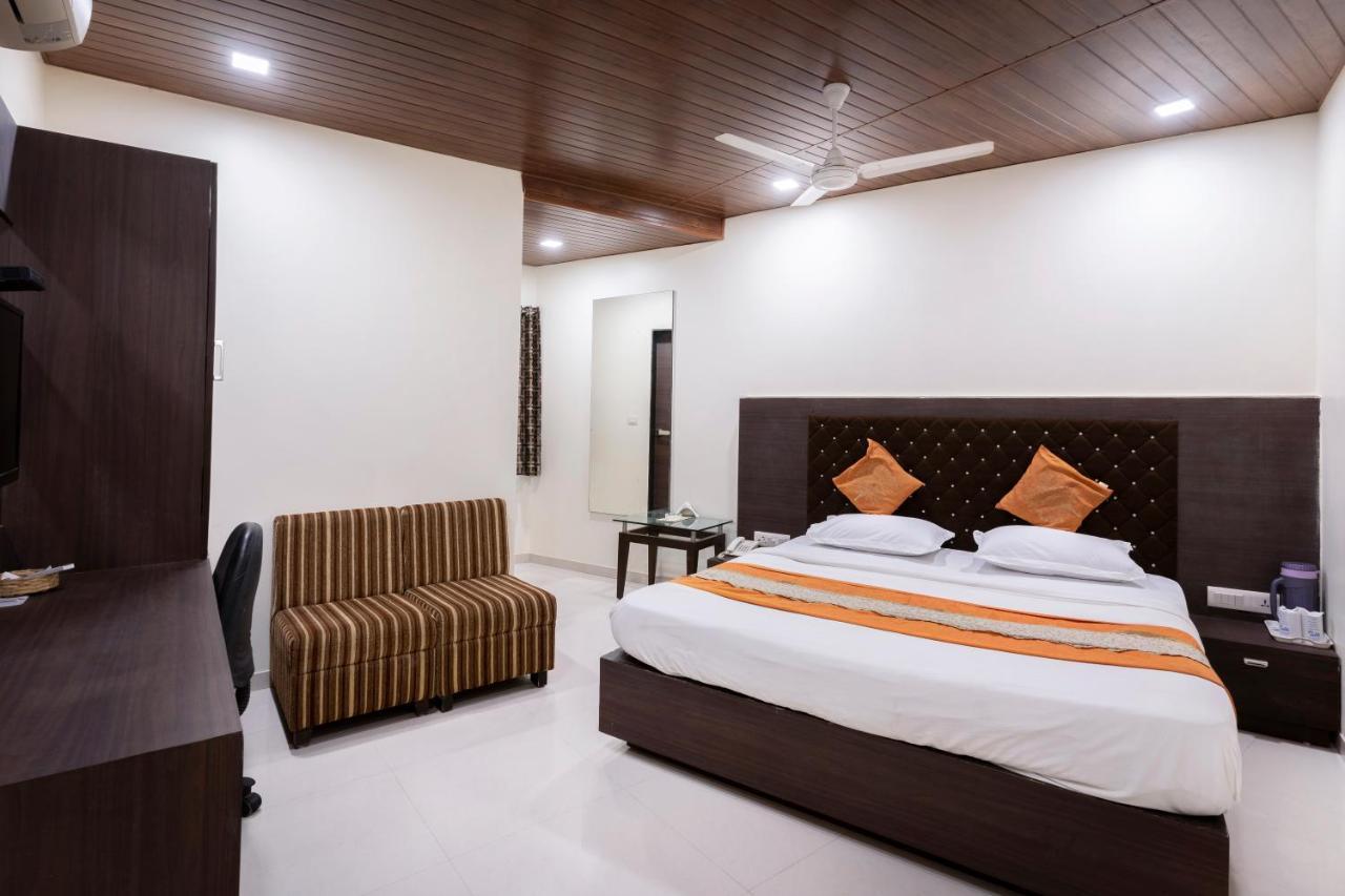 Hotel Ashish Ahmedabad Ngoại thất bức ảnh