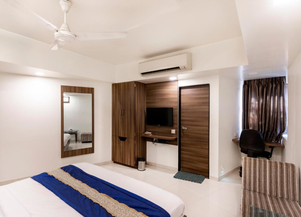 Hotel Ashish Ahmedabad Ngoại thất bức ảnh