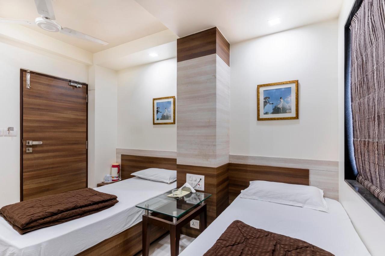 Hotel Ashish Ahmedabad Ngoại thất bức ảnh