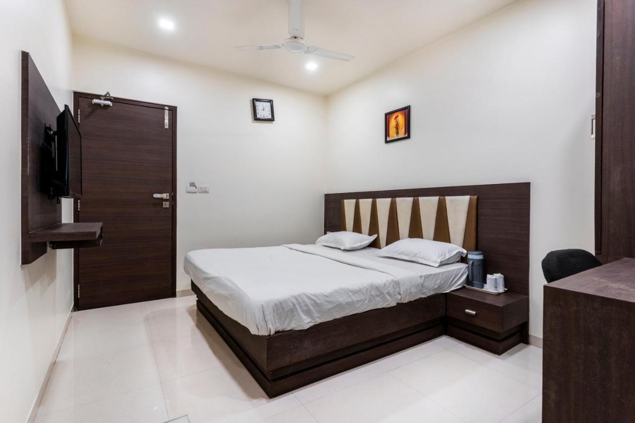 Hotel Ashish Ahmedabad Ngoại thất bức ảnh