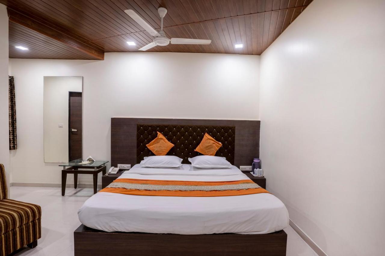 Hotel Ashish Ahmedabad Ngoại thất bức ảnh