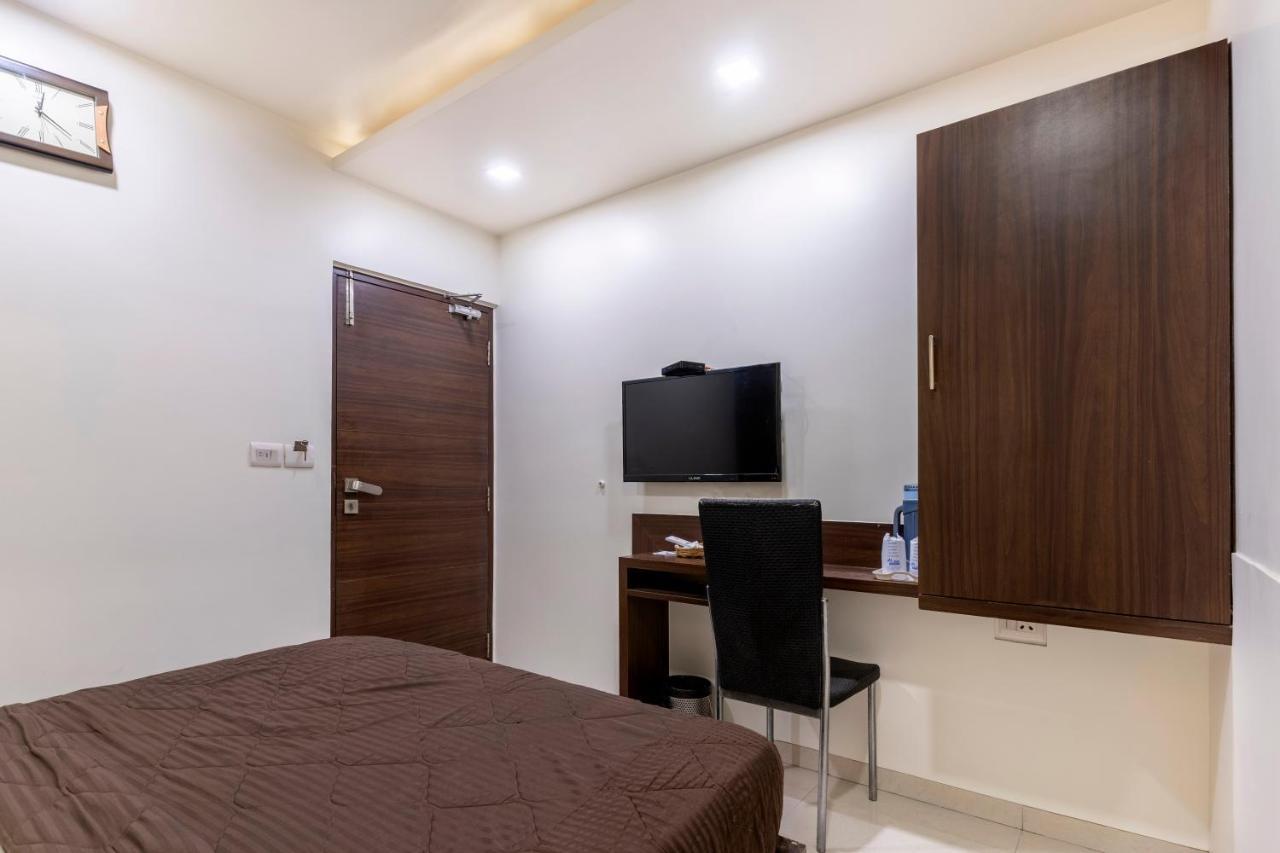 Hotel Ashish Ahmedabad Ngoại thất bức ảnh