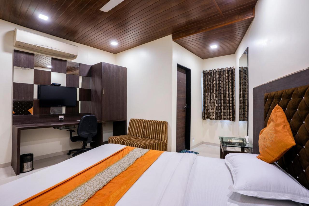 Hotel Ashish Ahmedabad Ngoại thất bức ảnh