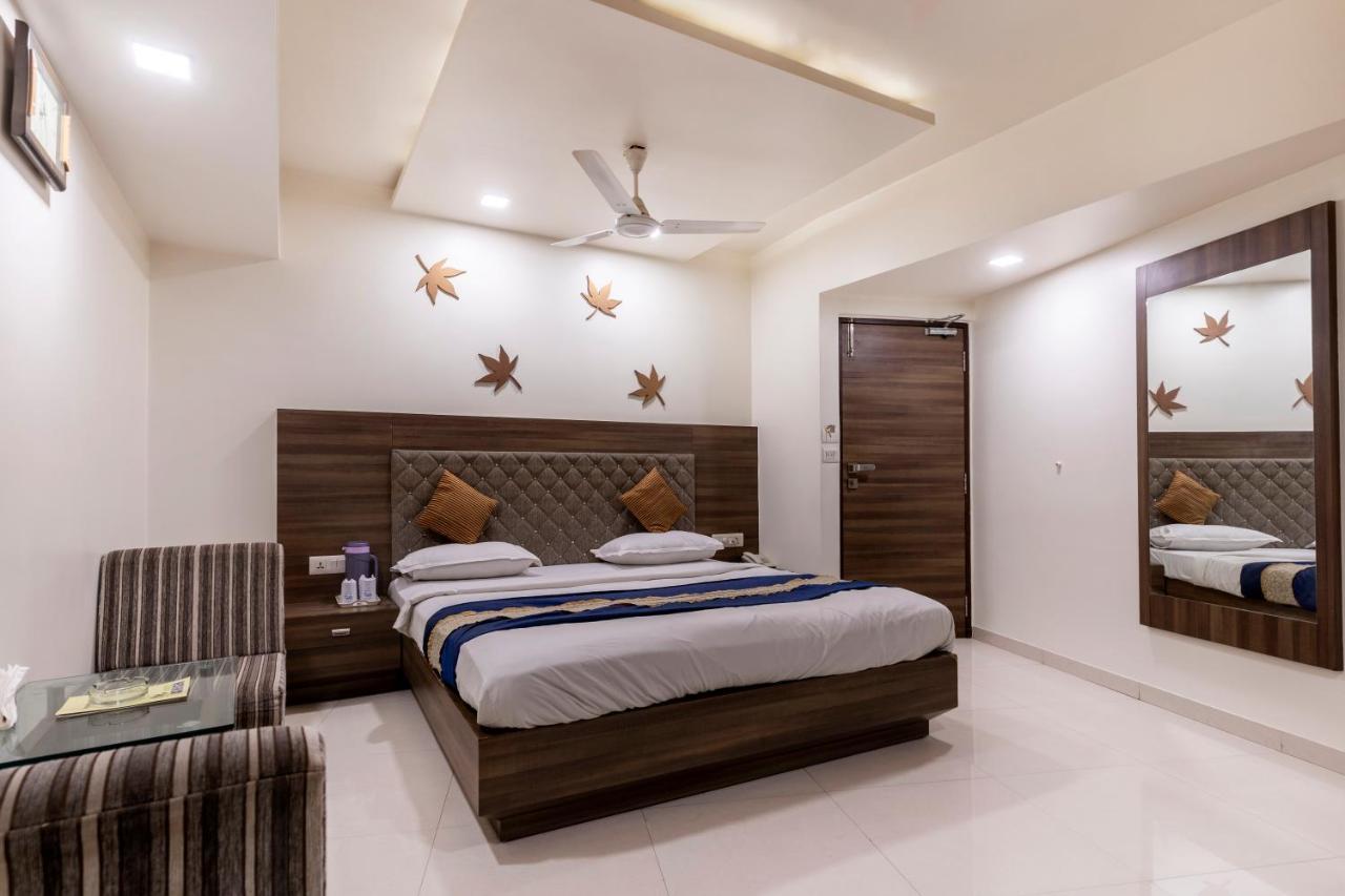 Hotel Ashish Ahmedabad Ngoại thất bức ảnh