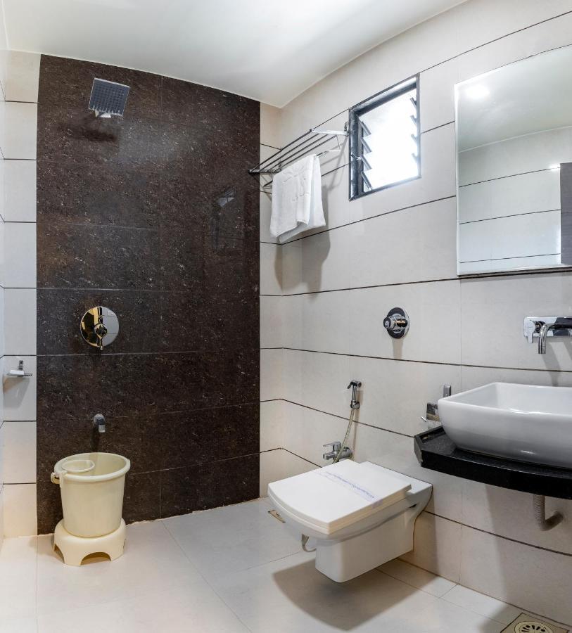 Hotel Ashish Ahmedabad Ngoại thất bức ảnh