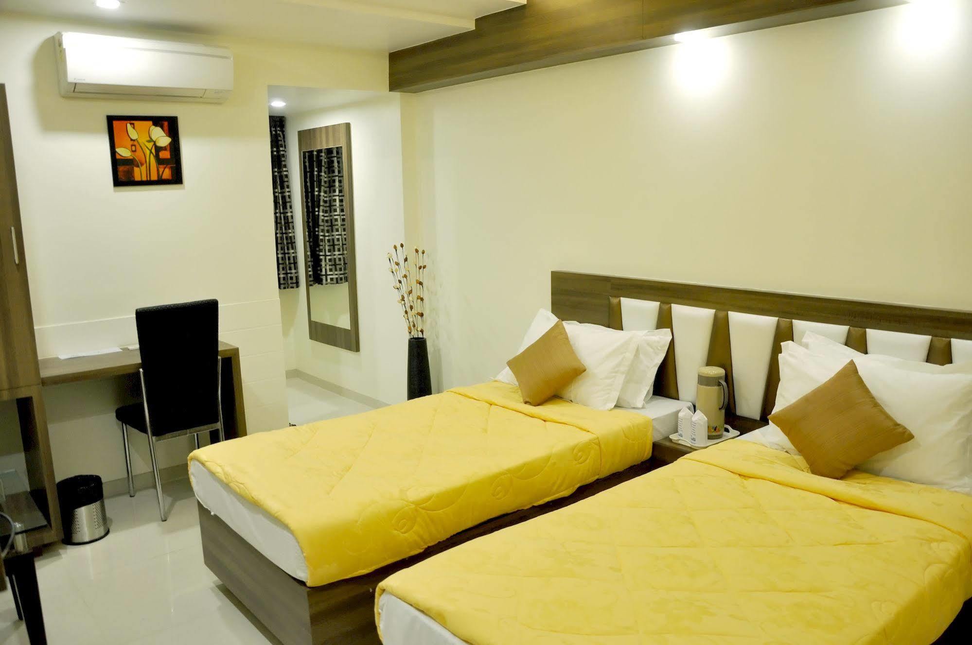 Hotel Ashish Ahmedabad Ngoại thất bức ảnh