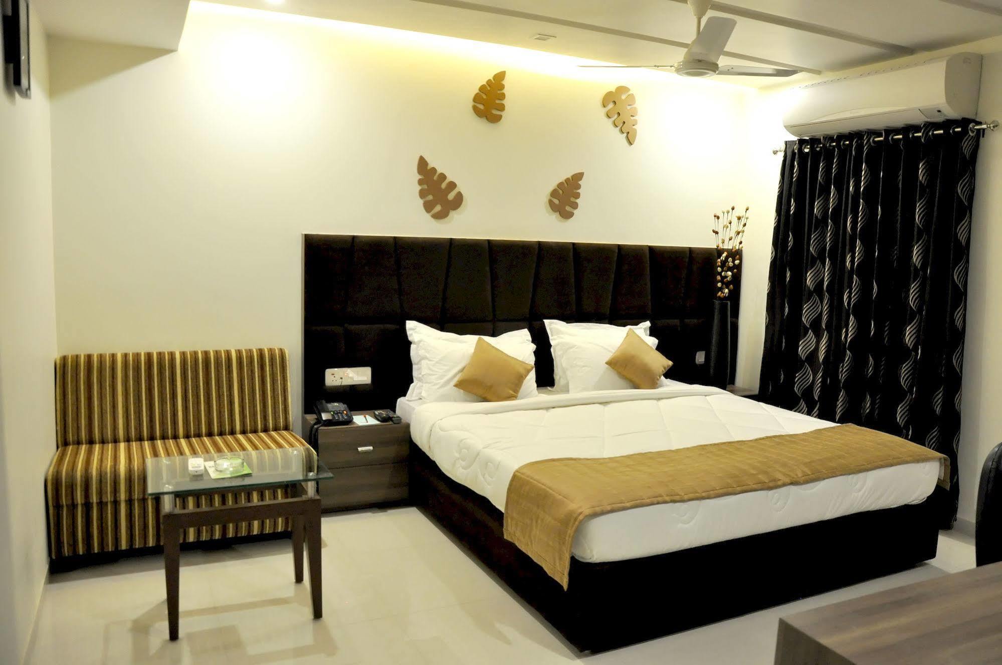 Hotel Ashish Ahmedabad Ngoại thất bức ảnh