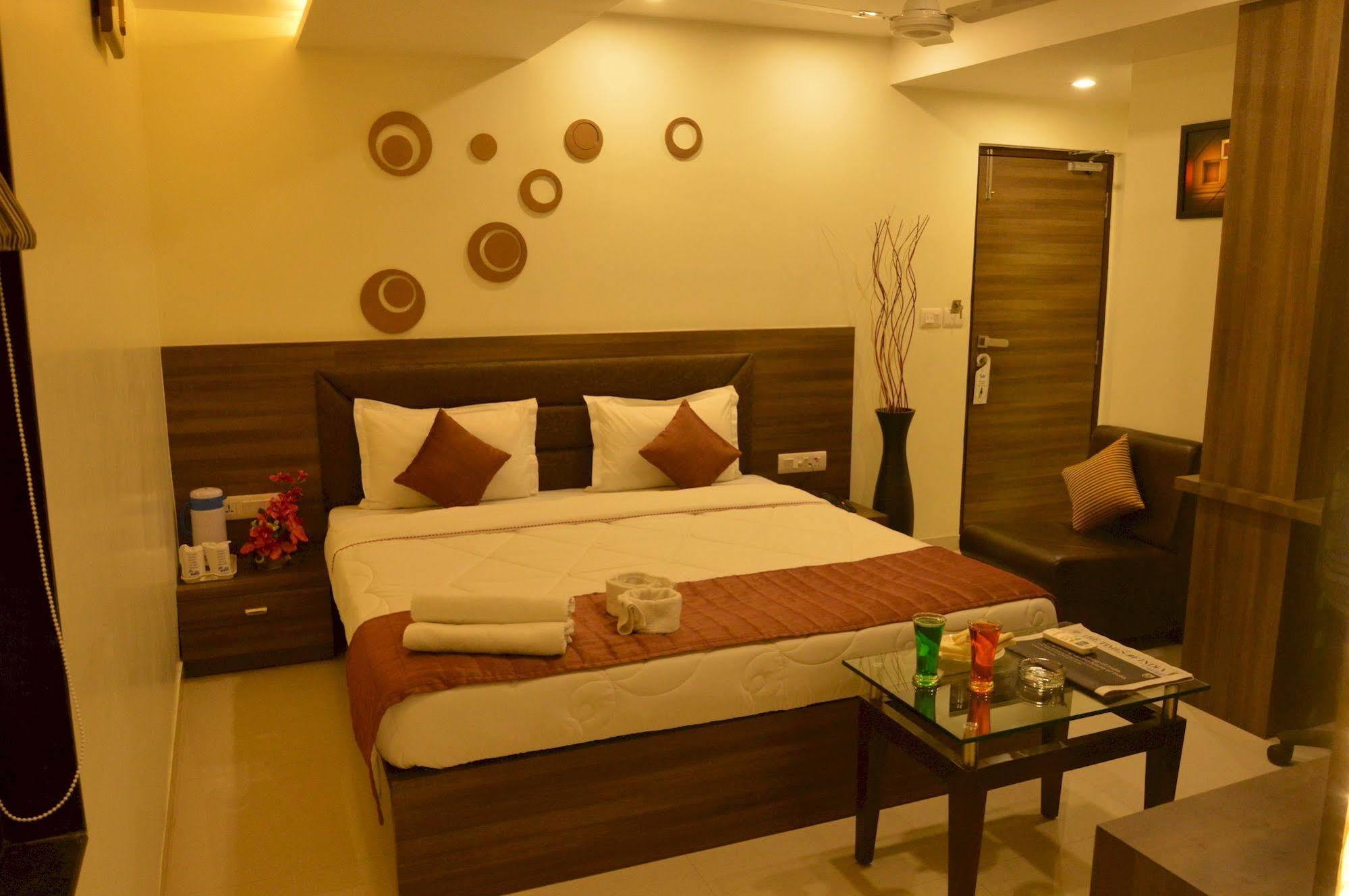 Hotel Ashish Ahmedabad Ngoại thất bức ảnh